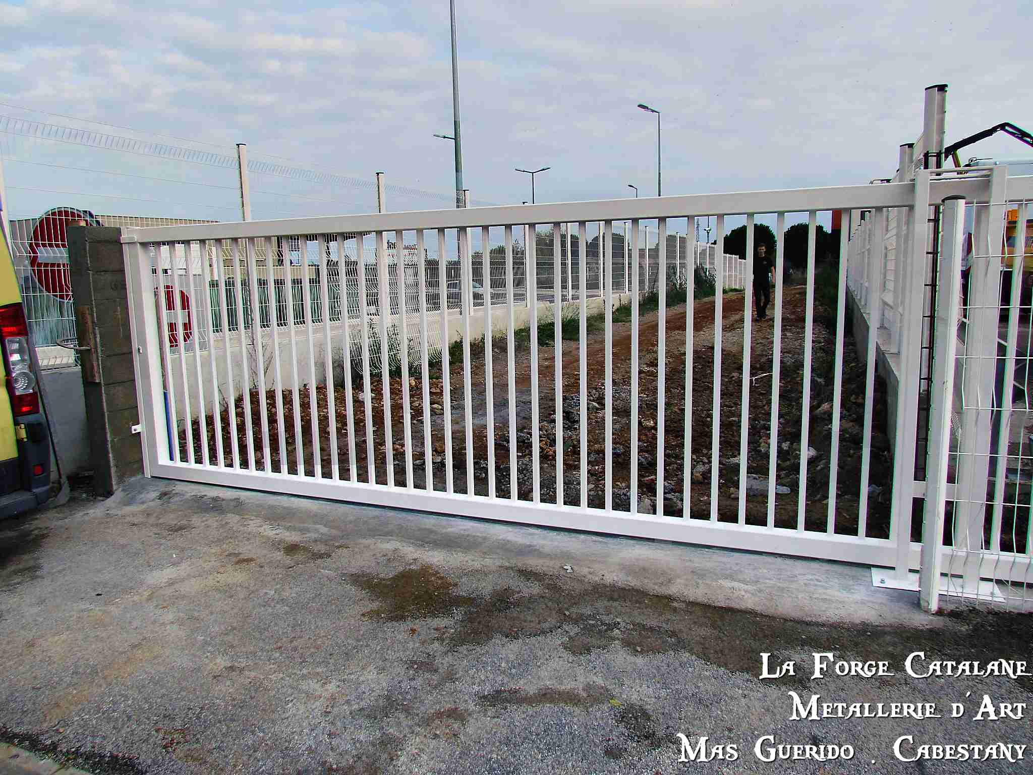 portail industriel barreaudage vertical carre 30 finition thermolaquage blanc  forge catalane.jpg